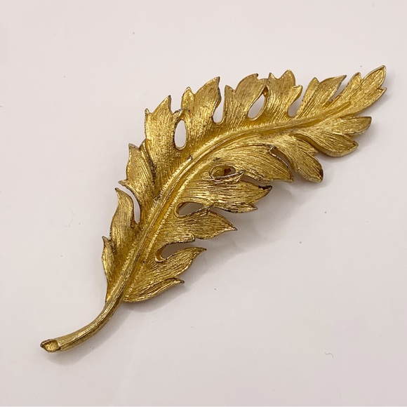 Coro 1961 vintage retro gold tone textured wavy leaf brooch pin - Picture 6 of 9
